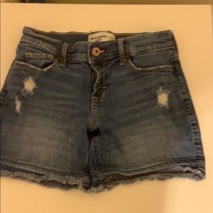 Simple distressed denim shorts